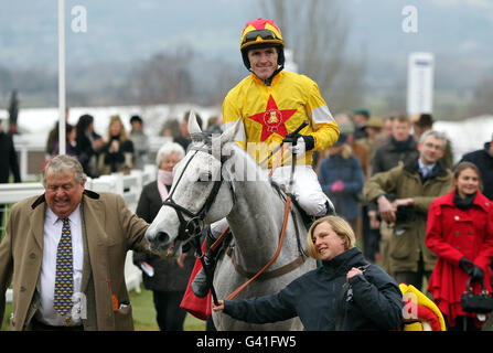 Tony McCoy revient dans l'enceinte des gagnants après la victoire sur Neptune Collonges dans le Chase d'Argento (enregistré comme le Chase de Cotswold) pendant la journée des essais au champ de courses de Cheltenham, Cheltenham. Banque D'Images