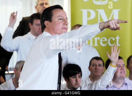 Le Premier ministre David Cameron répond aux questions des travailleurs du QG de Greggs à Newcastle. Banque D'Images