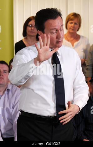 Le Premier ministre David Cameron répond aux questions des travailleurs du QG de Greggs à Newcastle. Banque D'Images