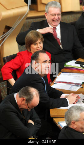 Le Premier ministre écossais Alex Salmond (au centre) lors des questions du Premier ministre au Parlement écossais à Édimbourg. Banque D'Images