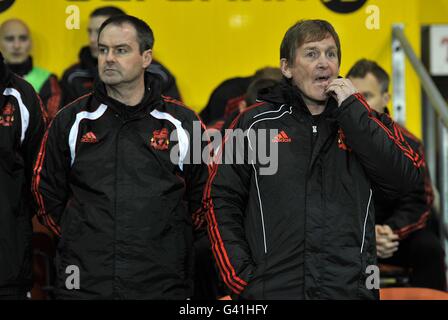 Football - Barclays Premier League - Blackpool / Liverpool - Bloomfield Road.Kenny Dalglish, directeur de Liverpool (à droite), et Steve Clark, entraîneur de la première équipe Banque D'Images