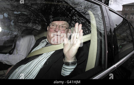 Le TD indépendant Jackie Healy-Rae quittait la Leinster House à Dublin avant la réunion du parti parlementaire Fianna Fail, où Brian Cowen s'attendait à une confrontation de leadership aujourd'hui au cours de nouvelles révélations sur ses contacts avec les hauts dirigeants de la Anglo Irish Bank. Banque D'Images