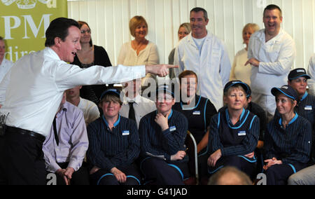 Le Premier ministre David Cameron répond aux questions des travailleurs du QG de Greggs à Newcastle. Banque D'Images