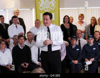 Le Premier ministre David Cameron répond aux questions des travailleurs du QG de Greggs à Newcastle. Banque D'Images