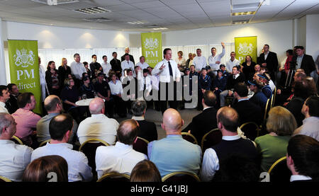 Le Premier ministre David Cameron répond aux questions des travailleurs du QG de Greggs à Newcastle. Banque D'Images