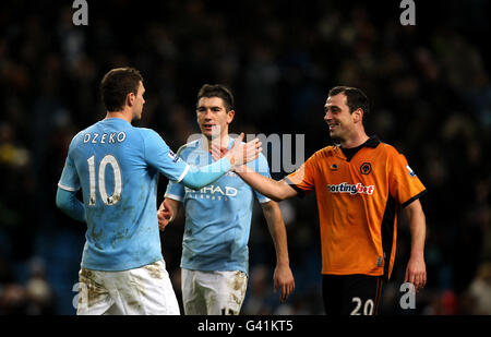 Le nouveau joueur bosniaque de Manchester City, Edin Dzeko, se serre la main Nenad Milijas serbe de Wolverhampton Wanderers après le coup de sifflet final Banque D'Images