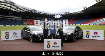 Craig Levein (au centre), entraîneur de l'équipe nationale d'Écosse, avec Stewart Regan (à droite), chef de la direction de SFA, et Duncan Aldred (à gauche), directeur général de Vauxhall, au cours d'une séance photo, pour annoncer que Vauxhall Motors est le nouveau commanditaire de l'équipe nationale à Hampden Park, à Glasgow Banque D'Images