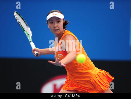 Tennis - 2011 Open d'Australie - deuxième jour - Melbourne Park.Shuai Peng de la Chine en action contre Kateryna Bondarenko de l'Ukraine Banque D'Images