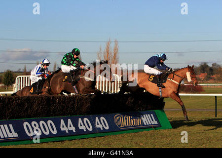 Suivez le soleil crié par Brian Hughes (vert et noir) Saute le dernier en deuxième place derrière Lerida criblé par Brian Harding seulement pour aller et gagner le Southwell club de golf junior membres handicap steeple chase Banque D'Images