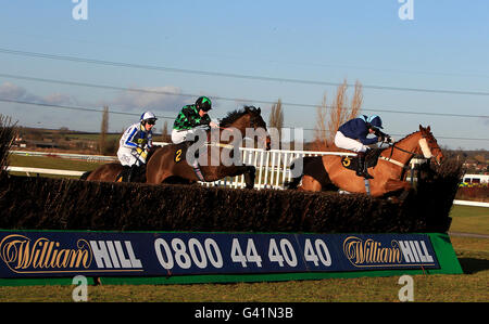 Suivez le soleil crié par Brian Hughes (vert et noir) Saute le dernier en deuxième place derrière Lerida criblé par Brian Harding seulement pour aller et gagner le Southwell club de golf junior membres handicap steeple chase Banque D'Images