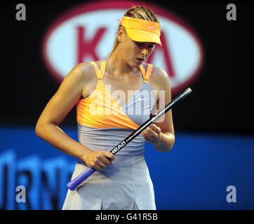 Maria Sharapova, de Russie, est découragée après avoir été défaite face à Andrea Petkovic, de l'Allemagne, lors du septième jour de l'Open d'Australie de 2011 au Melbourne Park à Melbourne, en Australie. Banque D'Images