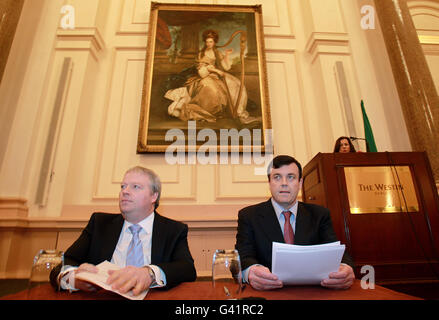 Le ministre des Finances, Brian Lenihan (à droite), avec Sean Connick TD, à la conférence de presse tenue aujourd'hui à l'hôtel Westin Dublin, pour lancer sa campagne de candidature à la direction pour Fianna Fail. Banque D'Images