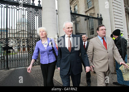 (De gauche à droite) les leaders du Parti Vert Mary White, John Gormley et Dan Boyle sur leur chemin des bâtiments gouvernementaux à la conférence de presse à l'hôtel Merrion Dublin où ils ont annoncé que le parti avait perdu patience avec Fianna Fail et ne pouvait plus continuer au gouvernement. Banque D'Images