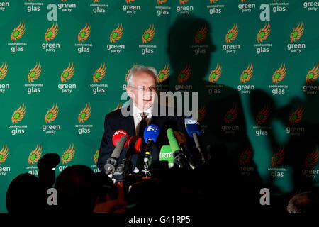 Les membres du Parti vert, y compris le chef John Gormley, lors d'une conférence de presse à l'hôtel Merrion, à Dublin, où ils ont annoncé qu'ils ne pouvaient plus rester au gouvernement. Banque D'Images