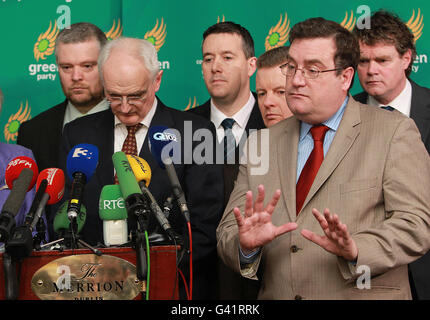 Les dirigeants du Parti Vert John Gormley (à gauche, à l'avant) et Dan Boyle (à droite, à l'avant) lors d'une conférence de presse à l'hôtel Merrion, à Dublin, où ils ont annoncé qu'ils ne pouvaient plus rester au gouvernement. Banque D'Images