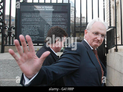 John Gormley, dirigeant du Parti Vert, à l'extérieur des bâtiments gouvernementaux, après la conférence de presse à l'hôtel Merrion de Dublin, où ils ont annoncé qu'ils ne peuvent plus rester au gouvernement. Banque D'Images