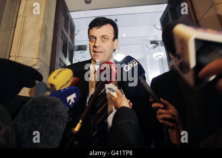 Le ministre des Finances, Brian Lenihan, s'est exprimé devant les médias à l'extérieur du ministère des Finances à Merrion ROW, à Dublin. Le gouvernement minoritaire de l'Irlande a obtenu ce soir l'appui des partis de l'opposition pour adopter le projet de loi de finances et dissoudre le Parlement la semaine prochaine. Banque D'Images