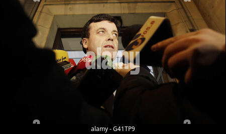 Le ministre des Finances, Brian Lenihan, s'est exprimé devant les médias à l'extérieur du ministère des Finances à Merrion ROW, à Dublin. Le gouvernement minoritaire de l'Irlande a obtenu ce soir l'appui des partis de l'opposition pour adopter le projet de loi de finances et dissoudre le Parlement la semaine prochaine. Banque D'Images