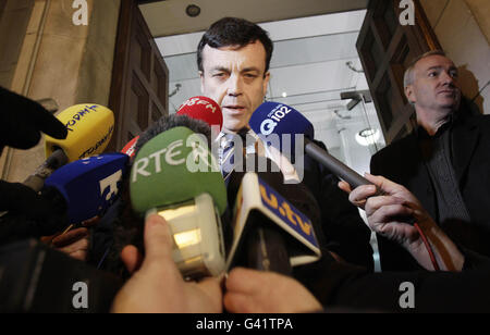 Le ministre des Finances, Brian Lenihan, s'est exprimé devant les médias à l'extérieur du ministère des Finances à Merrion ROW, à Dublin. Le gouvernement minoritaire de l'Irlande a obtenu ce soir l'appui des partis de l'opposition pour adopter le projet de loi de finances et dissoudre le Parlement la semaine prochaine. Banque D'Images