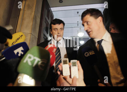 (De gauche à droite) le ministre des Finances, Brian Lenihan, et le porte-parole du Parti Vert aux Finances, Eamon Ryan, qui s'est exprimé devant les médias à l'extérieur du ministère des Finances à Merrion Row à Dublin.Le gouvernement minoritaire de l'Irlande a obtenu ce soir l'appui des partis de l'opposition pour adopter le projet de loi de finances et dissoudre le Parlement la semaine prochaine. Banque D'Images