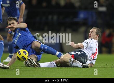 Football - Barclays Premier League - Bolton Wanderers / Chelsea - Reebok Stadium.Branislav Ivanovic de Chelsea (à gauche) et Kevin Davies de Bolton Wanderers (à droite) Banque D'Images