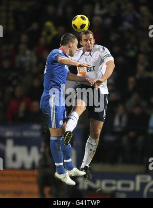 Football - Barclays Premier League - Bolton Wanderers / Chelsea - Reebok Stadium.John Terry de Chelsea (à gauche) et Kevin Davies de Bolton Wanderers (à droite) Banque D'Images