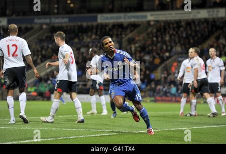 Florent Malouda de Chelsea (au centre) célèbre après avoir atteint son deuxième but Comme les joueurs de Bolton Wanderers sont découragés Banque D'Images