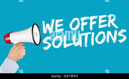 Nous offrons des solutions solution pour problème d'aide succès part with megaphone Banque D'Images