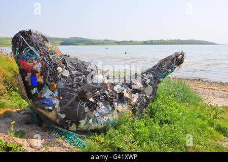 Whale sculpture à Ettrick Bay sur l'île de Bute. Il est fait de matériaux régine rejetés sur le rivage Banque D'Images