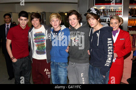 X Factor boy band étoiles une direction (de gauche) Zayn Malik, Louis Tomlinson, Niall Horan, Harry Styles et Liam Payne, comme ils arrivent de LOS ANGELES à l'aéroport de Heathrow. Banque D'Images