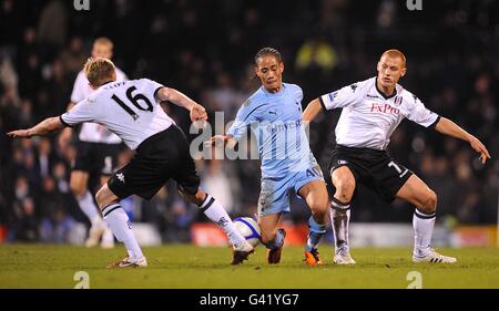 Steve Sidwell de Fulham (à droite) et Damien Duff (à gauche) se battent pour Le ballon avec Steven Pienaar de Tottenham Hotspur (au centre) Banque D'Images