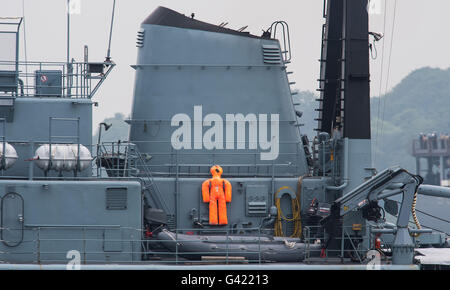 Kiel, Allemagne. 17 Juin, 2016. Une marionnette orange est à bord d'un remorqueur qui arrivent à la base navale de Kiel, Allemagne, 17 juin 2016. Semaine de Kiel a lieu du 18 au 26 juin de cette année. Photo : Lukas Schulze/dpa/Alamy Live News Banque D'Images