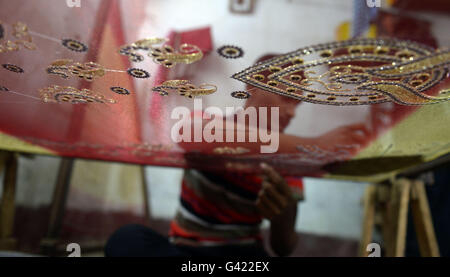 Dhaka, Bangladesh. 17 Juin, 2016. Un homme fait du Bangladesh sur la broderie fait main saris à une usine pour l'Eid al-Fitr à Dhaka, Bangladesh, le 17 juin 2016. Les musulmans se préparent à célébrer la fête de l'Aïd al-Fitr qui marque la fin du Ramadan. © Shariful Islam/Xinhua/Alamy Live News Banque D'Images