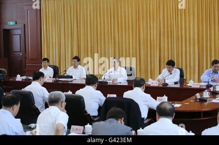 Beijing, Chine, province de Liaoning. 17 Juin, 2016. Le vice-Premier ministre chinois Zhang Jaili (C, retour) préside une réunion avec des représentants de la région autonome de Mongolie intérieure et de Liaoning, Jilin et Heilongjiang provinces sur la revitalisation de la vieille base industrielle nord-est à Shenyang, capitale de la province du Liaoning en Chine du nord-est, le 17 juin 2016. Au cours d'une visite à la province de Liaoning, du 16 juin au 17, Zhang a exhorté les gouvernements locaux dans la région nord-est de revitaliser l'ancienne base industrielle. © Ju Peng/Xinhua/Alamy Live News Banque D'Images