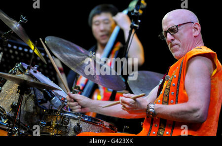 Kunming, province chinoise du Yunnan. 17 Juin, 2016. Batteur de jazz américain Adam Nussbaum fonctionne à un concert de musique de jazz qui a eu lieu à Kunming, capitale du sud-ouest de la province chinoise du Yunnan, le 17 juin 2016. Musicien chinois Li Gaoyang, batteur de jazz américain Adam Nussbaum, pianiste danois Carl Winther et bassiste chinois Hu Hao a exécuté une China-American-Europe musique jazz concert à Kunming le vendredi. © Zhou Lei/Xinhua/Alamy Live News Banque D'Images