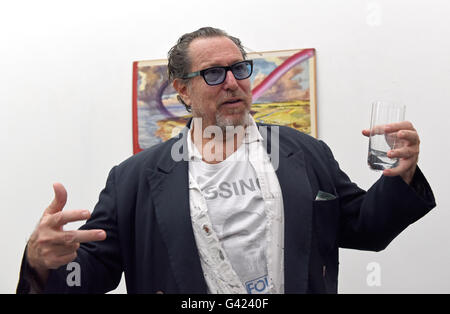 Düsseldorf, Allemagne. 17 Juin, 2016. US-peintre et réalisateur Julian Schnabel posant à la galerie Geuer & Geuer Art qui présente sa nouvelle édition de dessin jusqu'au 15 août 2016 à Düsseldorf, Allemagne, 17 juin 2016. PHOTO : HORST OSSINGER/dpa/Alamy Live News Banque D'Images