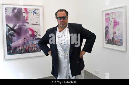 Düsseldorf, Allemagne. 17 Juin, 2016. US-peintre et réalisateur Julian Schnabel posant à la galerie Geuer & Geuer Art qui présente sa nouvelle édition de dessin jusqu'au 15 août 2016 à Düsseldorf, Allemagne, 17 juin 2016. PHOTO : HORST OSSINGER/dpa/Alamy Live News Banque D'Images