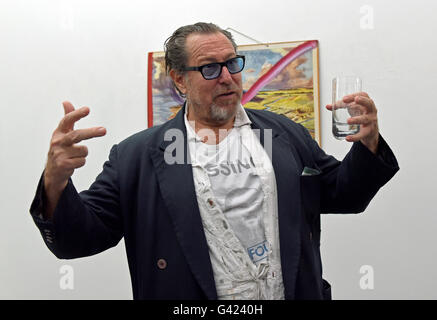 Düsseldorf, Allemagne. 17 Juin, 2016. US-peintre et réalisateur Julian Schnabel posant à la galerie Geuer & Geuer Art qui présente sa nouvelle édition de dessin jusqu'au 15 août 2016 à Düsseldorf, Allemagne, 17 juin 2016. PHOTO : HORST OSSINGER/dpa/Alamy Live News Banque D'Images