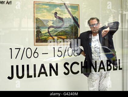 Düsseldorf, Allemagne. 17 Juin, 2016. US-peintre et réalisateur Julian Schnabel posant à une galerie qui présente sa nouvelle édition graphique jusqu'au 15 août 2016 à Düsseldorf, Allemagne, 17 juin 2016. PHOTO : HORST OSSINGER/dpa/Alamy Live News Banque D'Images