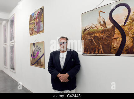 Düsseldorf, Allemagne. 17 Juin, 2016. US-peintre et réalisateur Julian Schnabel posant à la galerie Geuer & Geuer Art qui présente sa nouvelle édition de dessin jusqu'au 15 août 2016 à Düsseldorf, Allemagne, 17 juin 2016. PHOTO : HORST OSSINGER/dpa/Alamy Live News Banque D'Images