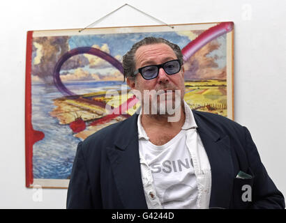 Düsseldorf, Allemagne. 17 Juin, 2016. US-peintre et réalisateur Julian Schnabel posant à la galerie Geuer & Geuer Art qui présente sa nouvelle édition de dessin jusqu'au 15 août 2016 à Düsseldorf, Allemagne, 17 juin 2016. PHOTO : HORST OSSINGER/dpa/Alamy Live News Banque D'Images