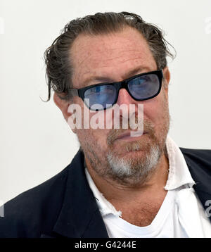 Düsseldorf, Allemagne. 17 Juin, 2016. US-peintre et réalisateur Julian Schnabel posant à la galerie Geuer & Geuer Art qui présente sa nouvelle édition de dessin jusqu'au 15 août 2016 à Düsseldorf, Allemagne, 17 juin 2016. PHOTO : HORST OSSINGER/dpa/Alamy Live News Banque D'Images