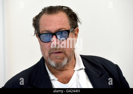 Düsseldorf, Allemagne. 17 Juin, 2016. US-peintre et réalisateur Julian Schnabel posant à la galerie Geuer & Geuer Art qui présente sa nouvelle édition de dessin jusqu'au 15 août 2016 à Düsseldorf, Allemagne, 17 juin 2016. PHOTO : HORST OSSINGER/dpa/Alamy Live News Banque D'Images