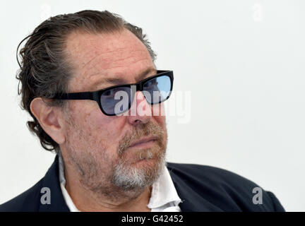 Düsseldorf, Allemagne. 17 Juin, 2016. US-peintre et réalisateur Julian Schnabel posant à la galerie Geuer & Geuer Art qui présente sa nouvelle édition de dessin jusqu'au 15 août 2016 à Düsseldorf, Allemagne, 17 juin 2016. PHOTO : HORST OSSINGER/dpa/Alamy Live News Banque D'Images