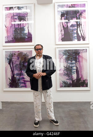 Düsseldorf, Allemagne. 17 Juin, 2016. US-peintre et réalisateur Julian Schnabel posant à la galerie Geuer & Geuer Art qui présente sa nouvelle édition de dessin jusqu'au 15 août 2016 à Düsseldorf, Allemagne, 17 juin 2016. PHOTO : HORST OSSINGER/dpa/Alamy Live News Banque D'Images