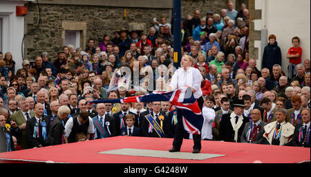 Selkirk, Scottish Borders, au Royaume-Uni. 17 juin 2016. Seulement la deuxième femme à avoir jeté les couleurs, 33 ans, Kirsten Darling au nom de l'Association des soldats ex Selkirk, au terme d'un 2 minutes de silence est observée. Kirsten a servi dans la RAF pendant quatre ans. Commune de Selkirk Équitation commémore comment, après la désastreuse bataille de Flodden en 1513, à partir de la quatre-vingt hommes qui quittèrent la ville, un seul - Fletcher - revinrent avec un drapeau anglais capturés. La légende raconte qu'il a chassé le drapeau sur la tête pour indiquer que tous les autres hommes de Selkirk ont été coupés. Crédit : Jim Gibson/Alamy Li Banque D'Images