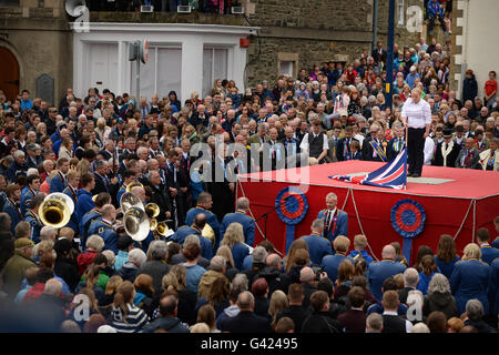 Selkirk, Scottish Borders, au Royaume-Uni. 17 juin 2016. Seulement la deuxième femme à avoir jeté les couleurs, 33 ans, Kirsten Darling au nom de l'Association des soldats ex Selkirk, au terme d'un 2 minutes de silence est observée. Kirsten a servi dans la RAF pendant quatre ans. Commune de Selkirk Équitation commémore comment, après la désastreuse bataille de Flodden en 1513, à partir de la quatre-vingt hommes qui quittèrent la ville, un seul - Fletcher - revinrent avec un drapeau anglais capturés. La légende raconte qu'il a chassé le drapeau sur la tête pour indiquer que tous les autres hommes de Selkirk ont été coupés. Banque D'Images