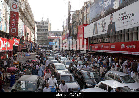 Un très grand nombre de moteurs sont coincés dans la grille en raison de véhicule stationné dans une zone de stationnement interdit, à Abdullah Haroon Road à Karachi le vendredi 17 juin, 2016. Banque D'Images