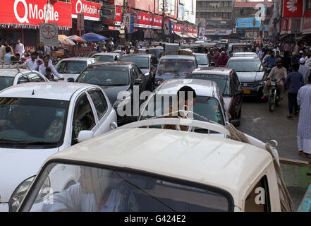 Un très grand nombre de moteurs sont coincés dans la grille en raison de véhicule stationné dans une zone de stationnement interdit, à Abdullah Haroon Road à Karachi le vendredi 17 juin, 2016. Banque D'Images