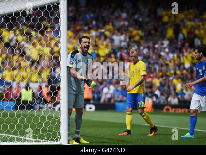 Toulouse, France. 17 Juin, 2016. Gardien de l'Italie Gianluigi Buffon (1re L) réagit au cours de l'UEFA Euro 2016 groupe e match entre la Suède et l'Italie dans le stade municipal de Toulouse, France, 17 juin 2016. Credit : Tao Xiyi/Xinhua/Alamy Live News Banque D'Images